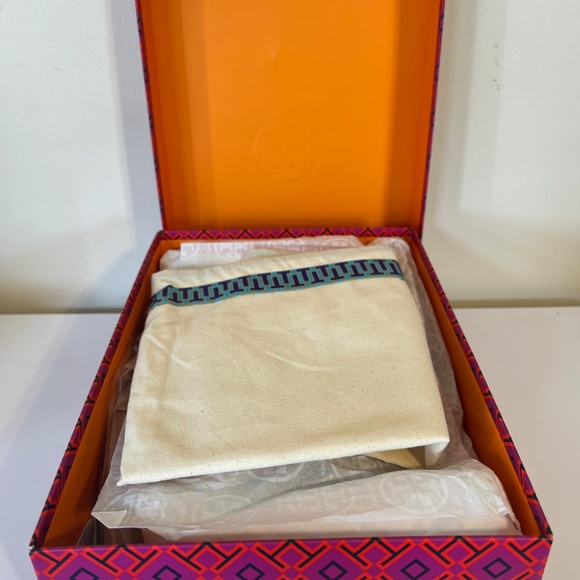 New in Box Tory Burch Clara Bow Flats in Nude - Size 5.5 - Picture 4 of 9